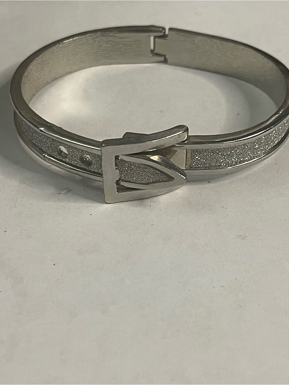New no tag hinged silver tone glitter bangle Bracelet size 7.5
